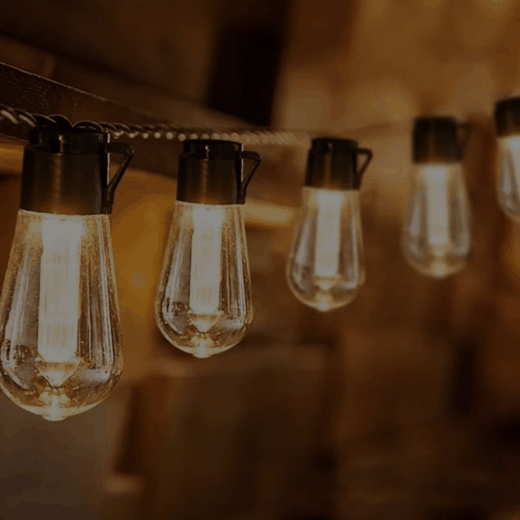Ampolletas de la guirnalda encendiéndose