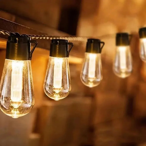 Guirnalda solar encendida en un espacio exterior