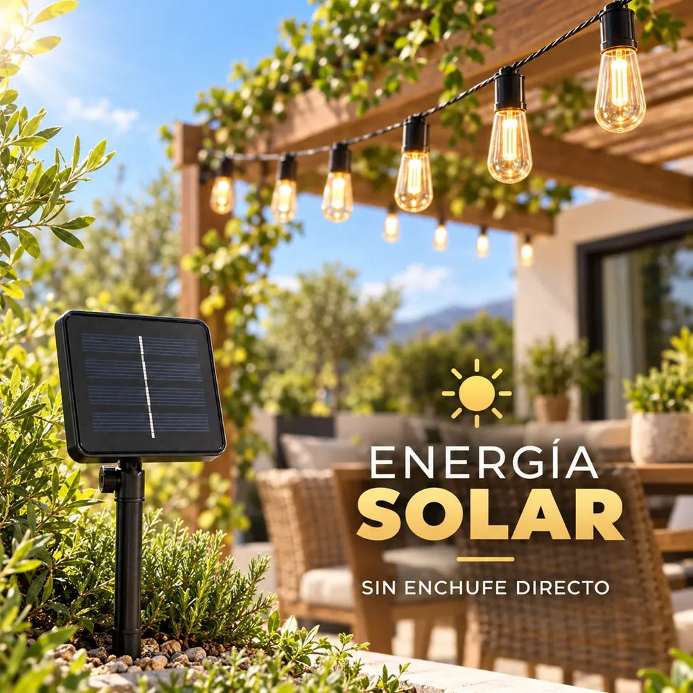 Panel solar de la guirnalda instalado con su estaca en el jardín